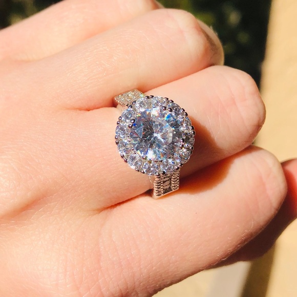 NWOT sparkly flower silver ring - Picture 5 of 6